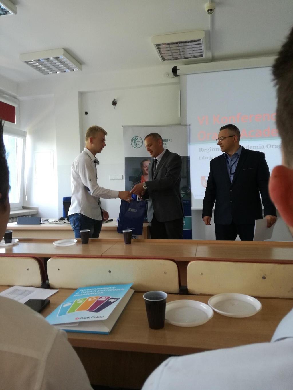Od lewej: Krzysztof Socha uczeń naszej szkoły, nagrodę wręcza dr inż.