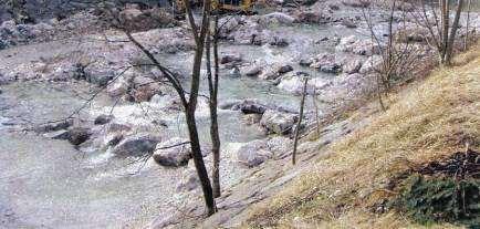 147 Bystrze kaskadowe Bystrze kaskadowe typu plaster miodu (fot. M. Ulmer) Uwagi Bliska naturze budowla hydrotechniczna do stosowania na małych rzekach podgórskich.