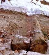 Wodospust z kłód drewnianych Wodospusty składa się z dwóch elementów: całej kłody i drugiej przeciętej wzdłuż. Obie wkopuje się płytko w grunt i spaja metalowymi klamrami.