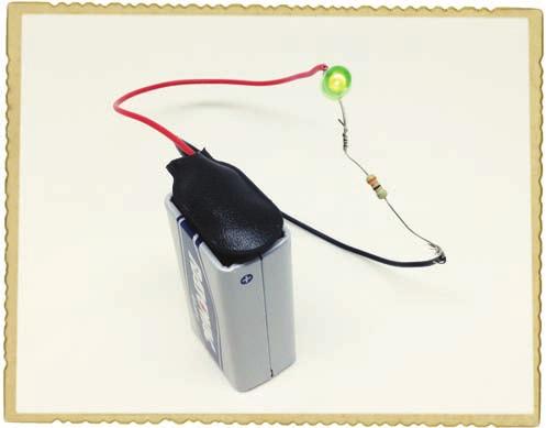 dłuższego złącza diody LED, a następnie okręć końcówkę czarnego kabla klipsa baterii