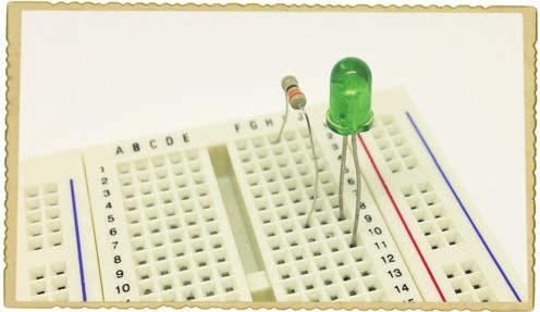 Krok 2. Zamontuj diodę LED Pamiętaj, że diody LED są spolaryzowane i muszą być podłączane do obwodu w określony sposób.