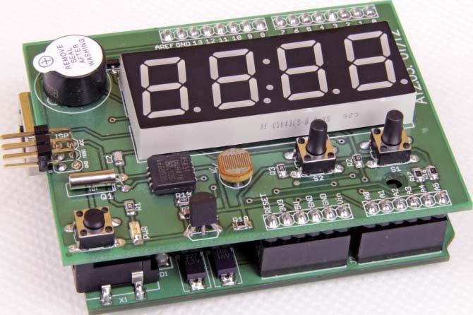 Oprócz czterocyfrowego wyświetlacza LED, przycisku RESET i złącza programowania ISP, płytka została wyposażona w układ zegara RTC z interfejsem I 2 C oraz układ termometru DS18B20.