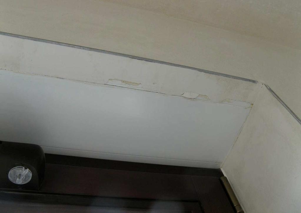 Pod dużym potrójnym oknem w salonie pozostałości pianki izolacyjnej sprawią problem przy tworzeniu wykończenia, czy instalacji parapetu Brak klamek z zewnątrz w oknach balkonowych klamka jest tylko w