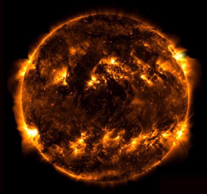tarcza Słońca zdjęcie w świetle widzialnym SŁOŃCE JAKO GWIAZDA Temperatury słoneczne: - jądro Słońca 15 500 000 K - fotosfera (powierzchnia) 5 778 K
