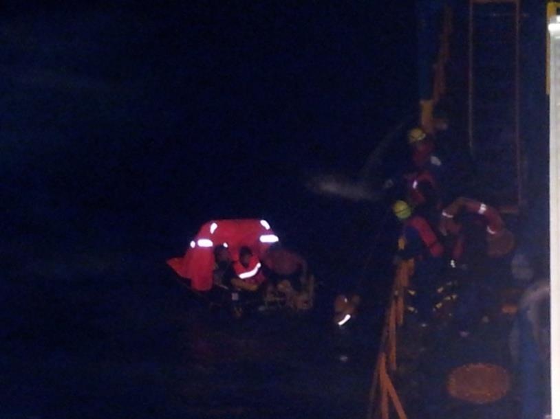 Nocna akcja ratowania rozbitków przez załogę statku nie ratowniczego [3].