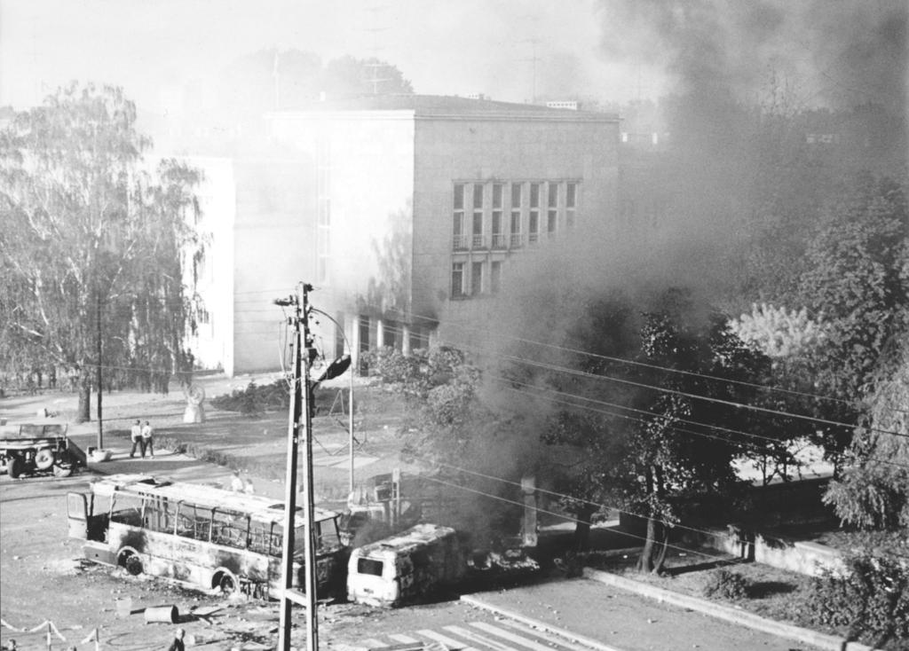 Barykada przed gmachem KW PZPR (fot.