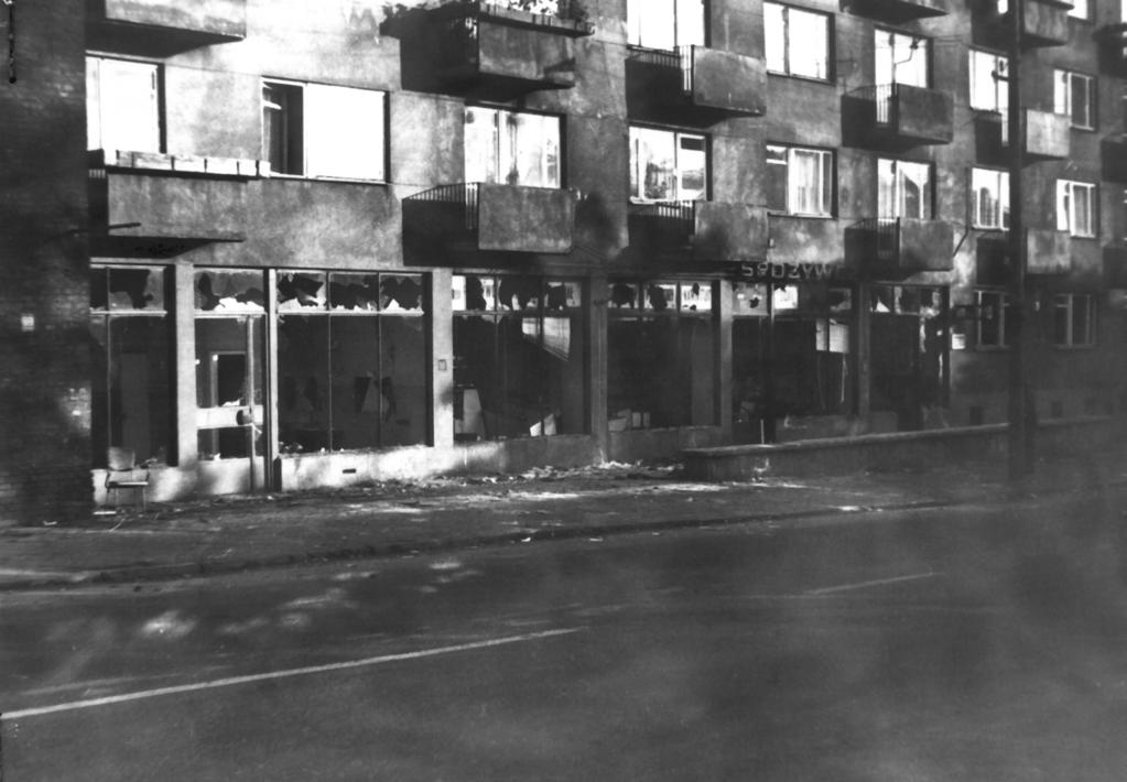 korzystały z nadarzającej się okazji. Rozbito i zdewastowano m.in. niemal wszystkie sklepy przy ul. Słowackiego, Żeromskiego, 1 Maja, Rwańskiej.