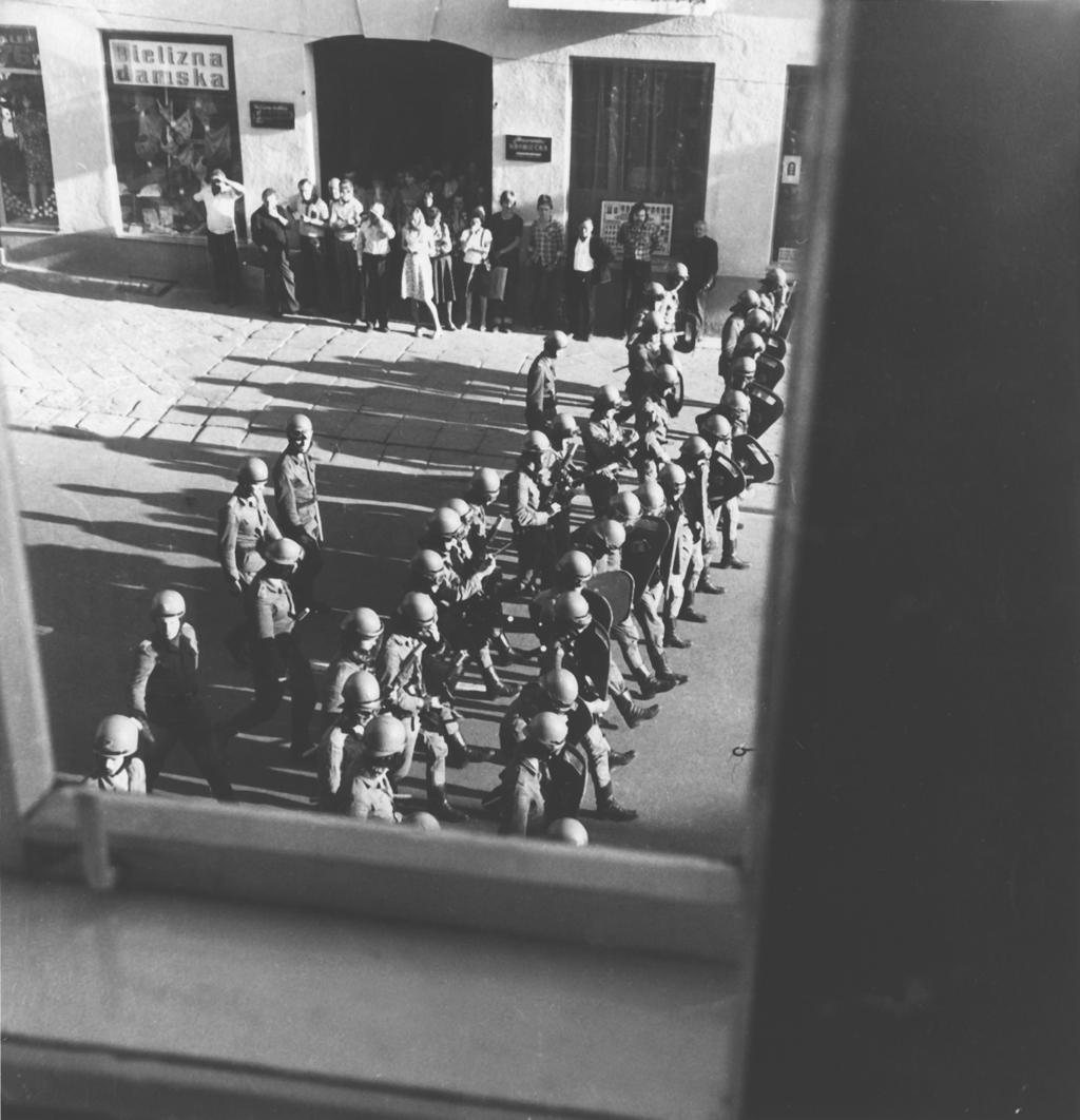 Pododdział ZOMO na ul. Żeromskiego (fot. ze zbiorów AIPN) chuligańskich. O godz. 3.