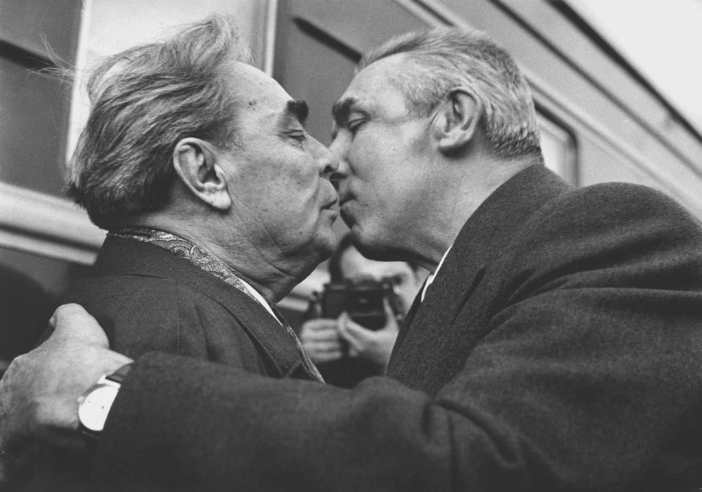 Przyjazd Breżniewa przed VII Zjazdem PZPR (fot. Jan Morek) dyrygować, wymachując rękami 213. Zemdlały mi kolana wspominał dalej Tejchma. Pot wystąpił na czoło. Ziemia się wali.