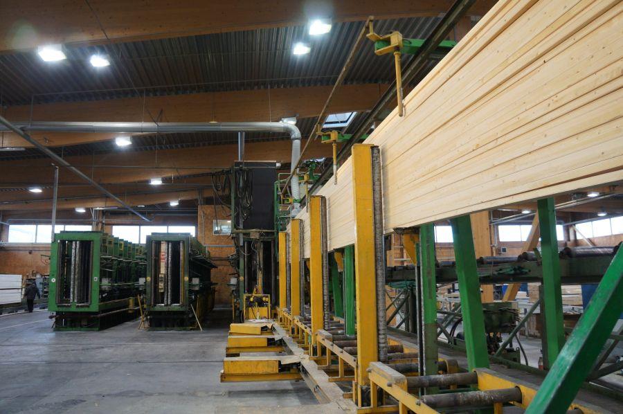 DREWNO KLEJONE WARSTWOWO KOMPLEKSOWY MATERIAŁ BUDOWLANY Drewno klejone warstwowo jest przemysłowo wytwarzanym materiałem budowlanym dla konstrukcji nośnych o wytrzymałości lepszej do 80%, od