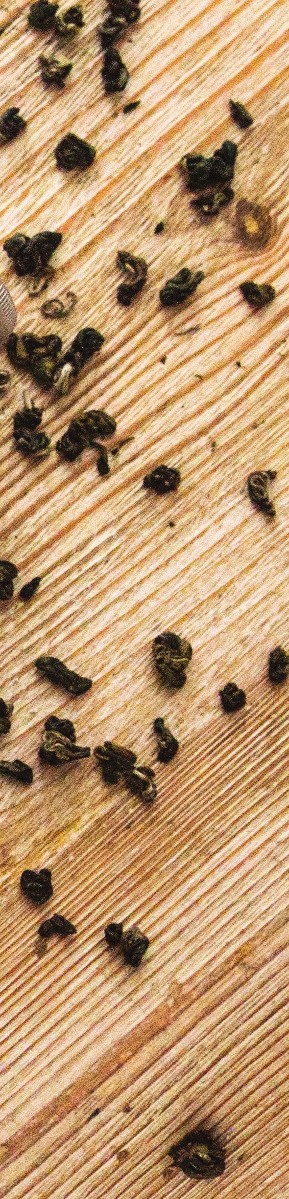 06. Tea Ritual Zestaw zawiera detoksykujący Rytuał Herbaciany o orzeźwiającym zapachu zielonej herbaty. Składa się z żelu peelingująco-myjącego, musu do ciała oraz maski do twarzy.