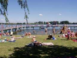 6. Kąpieliska i baseny kąpielowe W roku 2016 nadzorem objęto 11 miejsc wykorzystywanych do kąpieli zgłoszonych do Państwowego Powiatowego Inspektora Sanitarnego w Koninie, zlokalizowanych nad 8