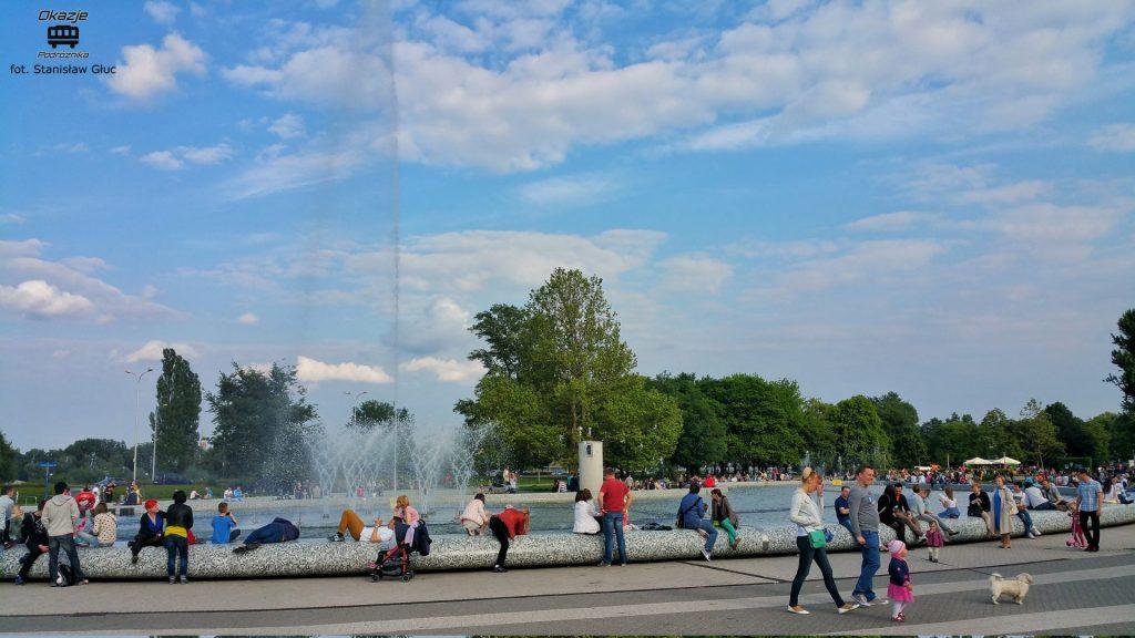 Cały czas towarzyszy nam gwar rozmów i muzyka.