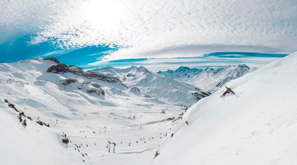 OŚRODEK NARCIARSKI SAMNAUM-ISCHGL Największy region narciarski we Wschodnich Alpach, który ł ą c z y o b a r a j e s p o r t ó w zimowych - Samnaun po szwajcarskiej stronie oraz Ischgl w Austrii, ma