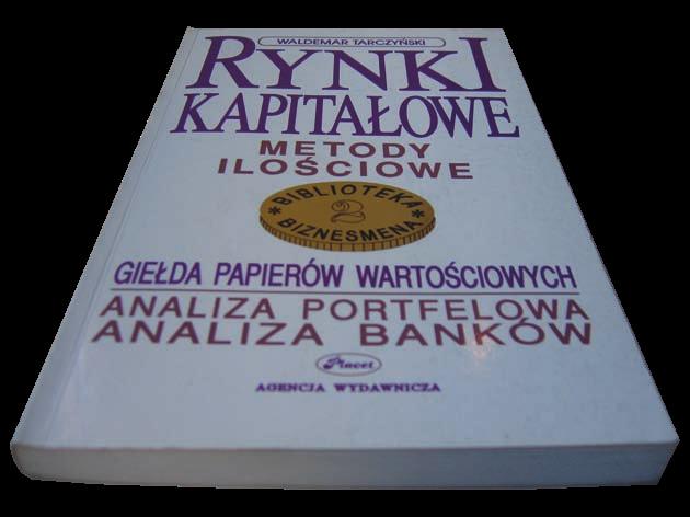 Biorąc pod uwagę to, że swój czas dzieli między Londyn, Warszawę i Nowy York, można odnieść wrażenie, że Sztukę spekulacji napisał w wolnym czasie gdzieś nad Kanałem La Manche.