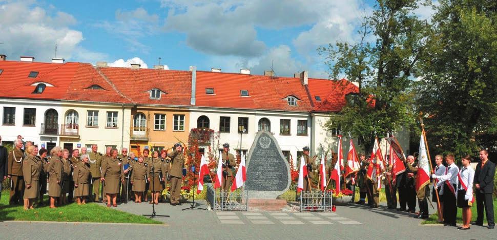 Parafii Jarosław Bobin, Mieczysław Pierzchała Grzegorz Pietruczuk przed pomnikiem dokończenie ze str. 1 Fot. M. Pierzchała Jak zwykle ze swadą przemawiała Poseł Joanna Fabisiak.