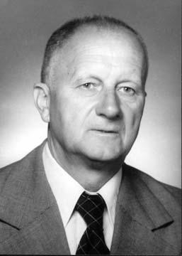 Stefan Roszczyk ( 1918 1996) Zespół zajmujący się elektrotechnologią był kierowany początkowo przez Zbigniewa Woynarowskiego, a po jego przejściu w stan spoczynku (1984) na przemian przez Romana