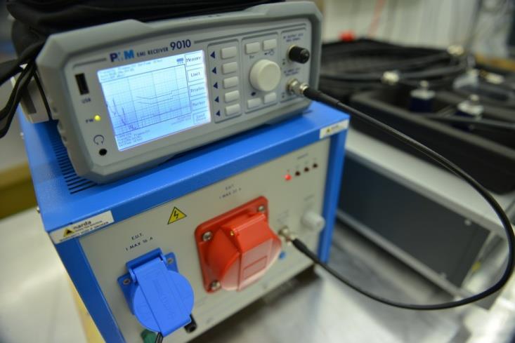 Podstawowe parametry techniczne: generator zaników, krótkich przerw i wahań napięcia zgodność z normą EN/IEC 61000-4-11 edycja2 zgodność z normą EN/IEC 61000-4-34 dla testów połączeń trójkąt i