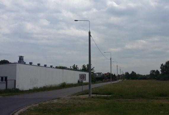 350 mb - montaż 14 słupów oświetleniowych wraz oprawami LED Wykonawcą robót była firma: Białecki Zygmunt Zakład Instalatorstwa Elektrycznego, Pilawska 10, 08-445 Osieck Inwestycja została