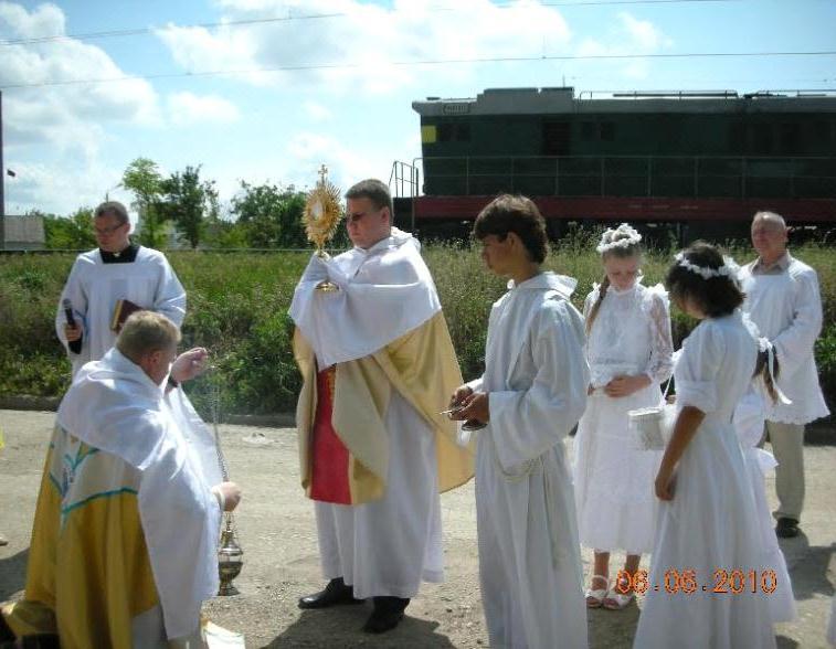 Głównym wydarzeniem liturgicznym miesiąca była uroczystośd Bożego Ciała, która przypadła 6 czerwca. Po Mszy św. odbyła się procesja eucharystyczna po naszej dzielnicy. Od 15 do 18 czerwca o.