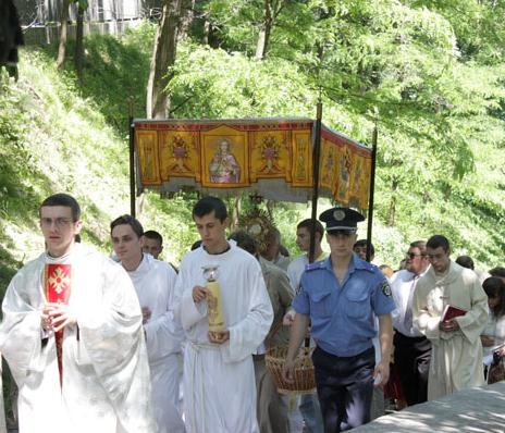 Oblackie wiadomości z Ukrainy Czerwiec 2010 4 Zdjęcia: Arch. OMI Krzywy Róg Dzieci krzyworoskie wypoczywają na Krymie W dniach 3-5 czerwca o.