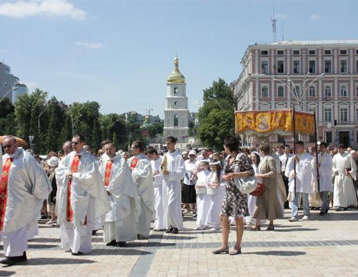 Oblackie wiadomości z Ukrainy Czerwiec 2010 5 Zdjęcia: www.catholic-media.org Procesja w Kijowie przechodziła przez samo centrum Majdan Niezależności, Plac św.