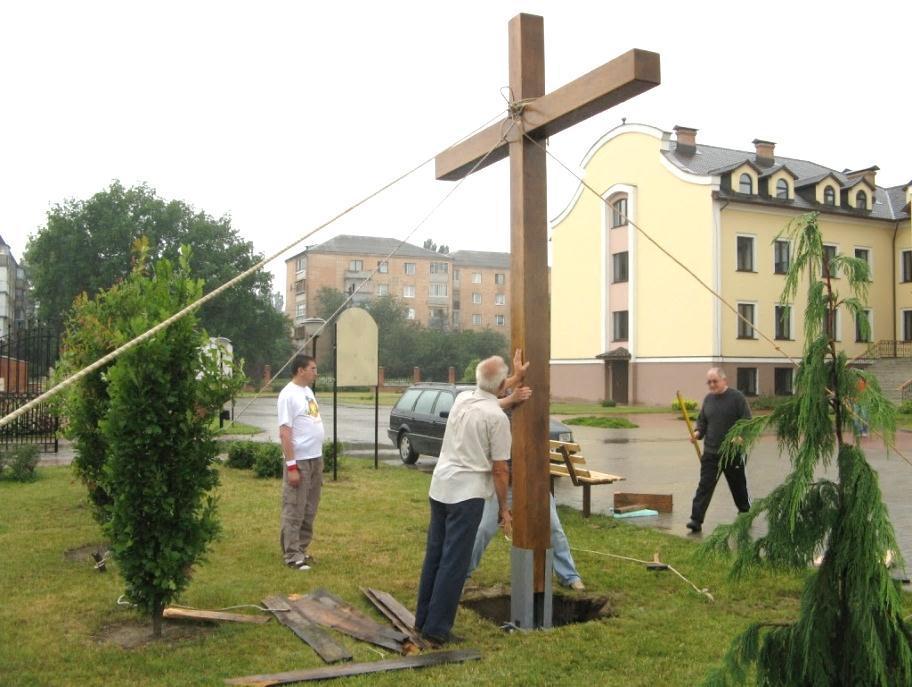 Zdjęcia: Arch. OMI Obuchów Oblackie wiadomości z Ukrainy Czerwiec 2010 6 W pierwszą niedzielę czerwca przeżywaliśmy uroczystośd Bożego Ciała. Procesję w Obuchowie ochraniały dwa oddziały milicji. O. Sergiej Panczenko spędził ten dzieo w parafii w Żmerynce, gdzie prowadził akcję powołaniową.