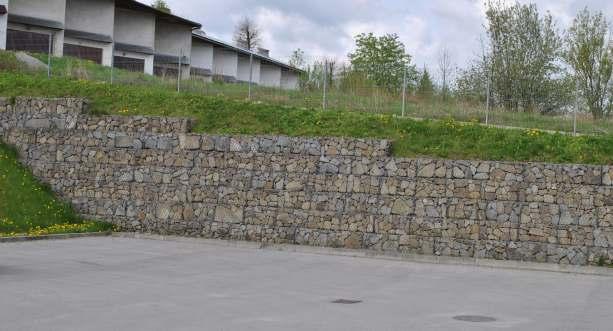 WARIANT VII Miejsce w obrębie parkingu Pływalni Limanowskiej - parking z widokiem od wyjścia z basenu.