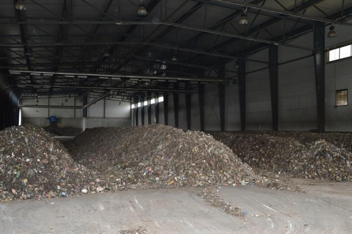 3 Składowisko odpadów Na terenie zakładu funkcjonuje składowisko odpadów o wolnej pojemności składowej ok. 186 000 m 3.