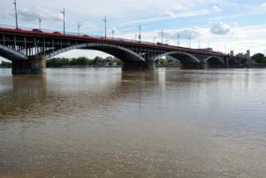 Kluczowe zagrożenia klimatyczne i ryzyka z nimi związane w Warszawie Susza lata 2011, 2013-2015 Upały lata 2002, 2006, 2010, 2015 Podtopienia Powodzie lata 2010, 2012 Burze, silne wiatry Ryzyko