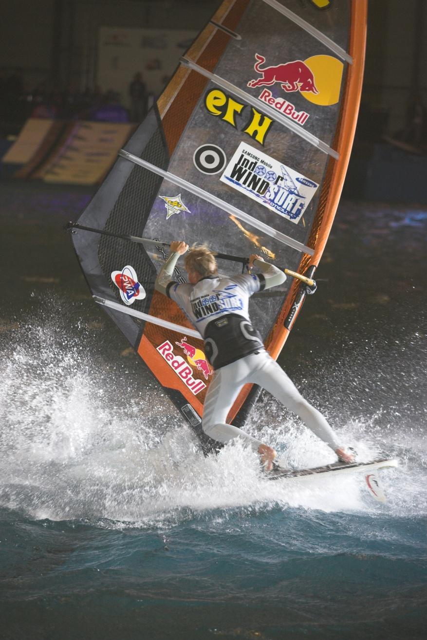 WINDSURFING NA NARODOWYM Windsurfing halowy jest doskonałą kombinacją widowiskowego show jednego z najbardziej spektakularnych w świecie windsurfingu, z silnymi emocjami charakterystycznymi dla