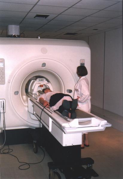 strukturalne MRI wykorzystuje się zjawisko jądrowego rezonansu