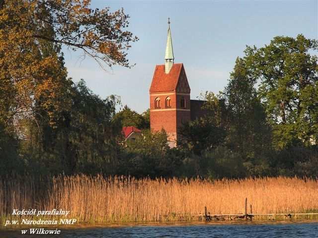 W Wilkowie znajduje się takŝe ciekawy architektonicznie pałac wzniesiony około 1550 roku, załoŝony na planie prostokąta wydłuŝonego na osi wschód zachód, stroną frontową zwrócony na północ, w