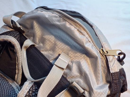 / Plecak prócz kieszeni bocznych, przedniej siatkowej, oraz wewnętrznej na bukłak posiada jeszcze dwie standardowe kieszenie na i