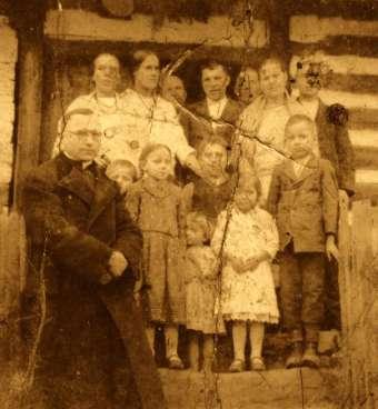 Fr Andrew LEŚNIAK with family? parafia pw.