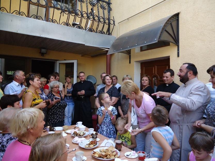 Po ich zakończeniu i odnowieniu ślubów do Pożegnanie Witalija przy stole Pożegnalna Eucharystia o. Witalija Podolana Zaktualizowana wspólnota OMI w Eupatorii Eupatorii przyjechali nowi współbracia o.