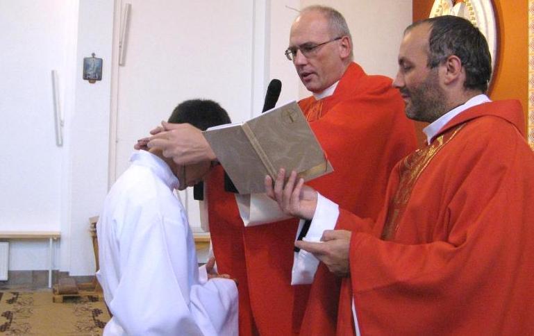 Oblackie wiadomości z Ukrainy Wrzesień 2012 9 Wręczenie krzyżyka oblackiego prenowicjuszowi Nazarowi z Turkmenistanu W tym samym czasie już kolejny raz o. Sergiej pojechał do Polski na leczenie zębów.