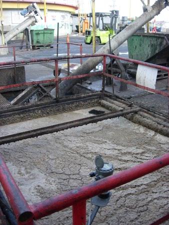 u zbiorników wodnych i rzek, zabezpieczając przed wystąpieniem powodzi itp., charakteryzując się m.in.