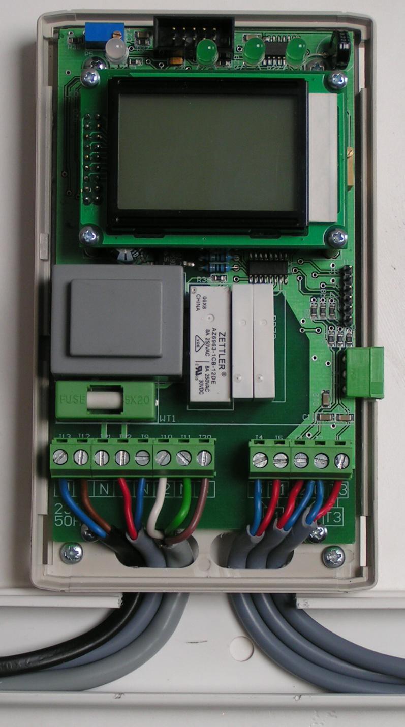 MONTAŻ I POŁĄCZENIA ELEKTRYCZNE Regulator dostarczany jest ze zdjętą płytą czołową i rozłączonym złączem klawiatury.