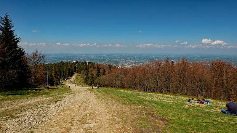 .. zdjęcia od lewej: widok z wieży widokowej na szczyty Beskidu Śląskiego, dalej Małego, oraz miasto Bielsko-Białą, a po prawej gminę Bystra /