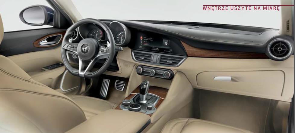 TAPICERKA/ STYLISTYKA WNĘTRZA GIULIA SUPER VELOCE QUADRIFOGLIO Wnętrze GIULIA: tapicerka czarna, deska rozdzielcza jednokolorowa oraz panele boczne drzwi czarn wykończenie wnętrza elementami z