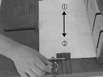 4. Przed ułożeniem dokumentu na blacie bindownicy, jak również przed przesuwaniem blatu, rączka dźwigni dziurkującej (1) powinna znajdować się w pozycji pionowej (jest uniesiona). 5.