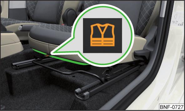 W przypadku pojazdów zasilanych gazem ziemnym trójkąt ostrzegawczy może być umieszczony w skrzynce pod wykładziną podłogi w bagażniku» rys. 146.