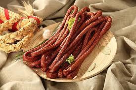 Jelita baranie wykorzystuje się nie tylko w produkcji frankfurterek czy kabanosów, ale również do przekąskowego salami czy kiełbasy chłopskiej.