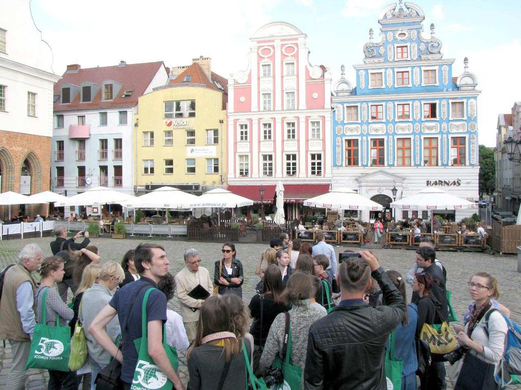 ówczesnych trendów architektonicznych, jako nawiązanie do zabudowy historycznej. Zwiedzanie szczecińskiego Podzamcza, fot.