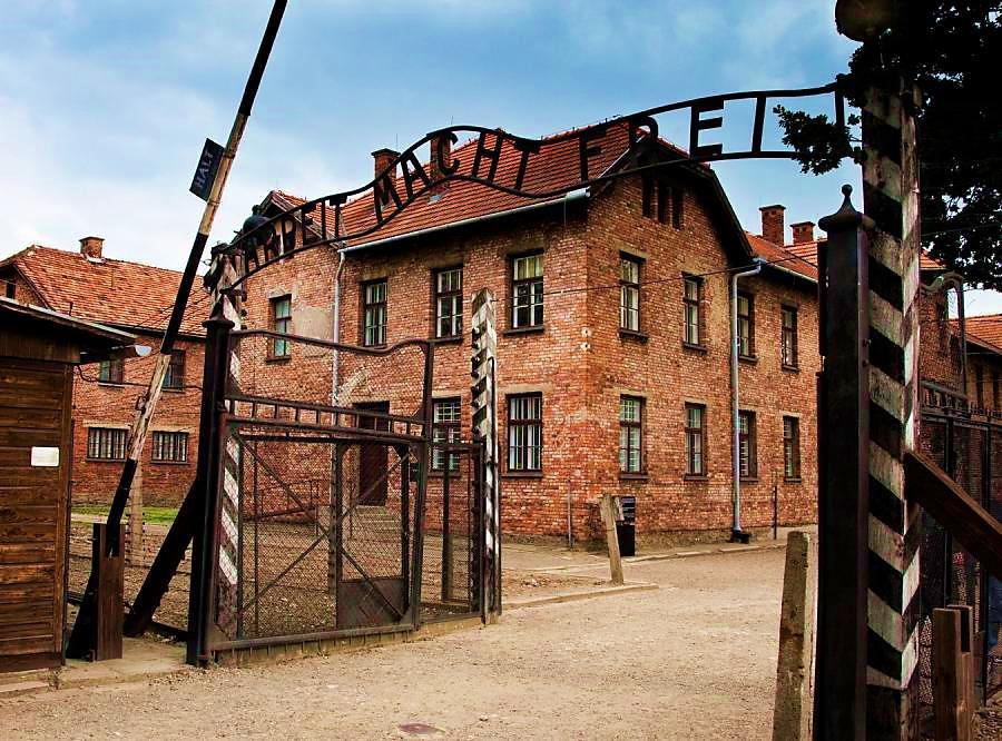 Zwiedzanie wystawy stałej oraz najważniejszych obiektów na terenie obozu macierzystego Auschwitz oraz Auschwitz