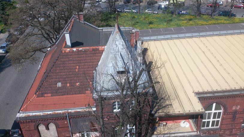 Fot. 13 Budynek C, stalowa klatka schodowa Fot. 14 Budynek C, wiązar dachowy nad salą gimnastyczną Budynek pod względem konstrukcyjnym jest w stanie technicznym dobrym.