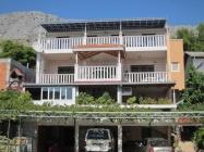 Chorwacja \ Riwiera Makarska \ Omiś Oferta: CHORWACJA OMIS/DUCE apartamenty Terminy Brak wolnych miejsc Opis Opis apartamentu APARTAMENTY to samodzielne mieszkania mieszczące się w prywatnych willach