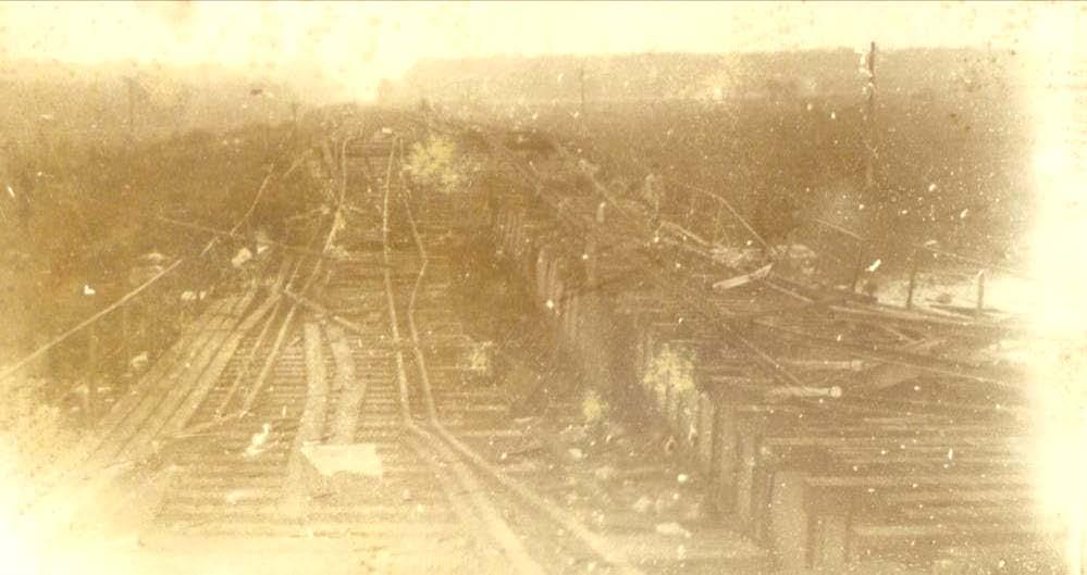 Zniszczone tory kolejowe w czasie I wojny światowej koło Rejowca.