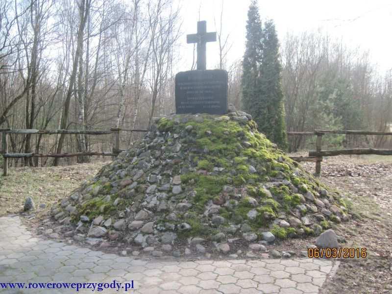pomnika, poświęconego poległym żołnierzom polskim w lutym 1919 r, w bitwie z Niemcami (patrz zdjęcie nr 18).